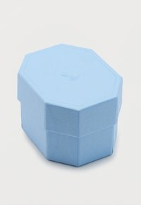 Οκταγωνικό κουτί κοσμημάτων με φωτεινό γαλάζιο υφή και ελαφρώς ανυψωμένο καπάκι πάνω σε λευκό φόντο.