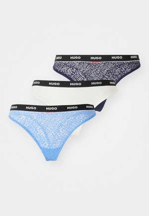 Set de trei chiloți din dantelă în nuanțe de albastru deschis, alb și bleumarin. Fiecare model are o bandă neagră cu logo-ul "HUGO" și un model de dantelă complex.
