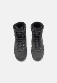 Dunkelgraue Wanderschuhe mit hohem Knöchoddesign, ausgestattet mit strukturiertem Material, Metallösen und Schnürsenkeln für eine sichere Befestigung.