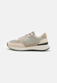 Beige und hellgrauer Sneaker aus Mesh- und Wildledermaterialien, mit strukturierten Akzenten und schwarzer Gummisohle. Dezentes Markenlogo an der Seite.