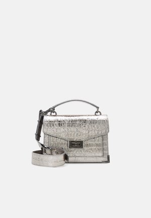 Borsa a tracolla di colore argento metallizzato con una texture in coccodrillo. Dotata di una maniglia superiore, cinturino staccabile e forma rettangolare con chiusura a scatto.
