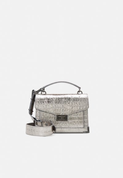 Sac bandoulière métallique argenté avec une texture crocodile. Comprend une poignée supérieure, une bandoulière amovible et une forme rectangulaire avec une fermeture à clip.
