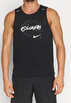 Mann trägt schwarzes ärmelloses Sportshirt mit weißem grafischem Schriftzug "Escape" über einer Gehirnkontur und Nike-Swoosh, kombiniert mit schwarzen Shorts.