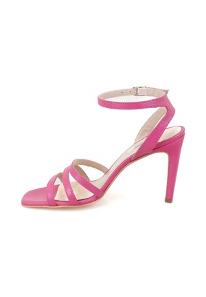 Roze high-heeled sandaal met een vierkante neus, voorzien van meerdere kruislingse bandjes en een enkelbandje. Gladde leren afwerking, minimalistisch ontwerp.