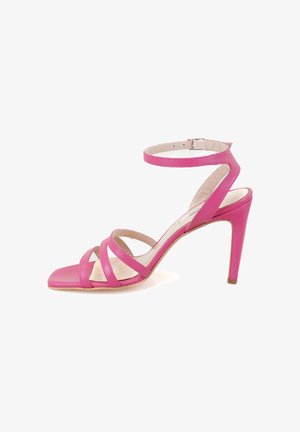 Roze high-heeled sandaal met een vierkante neus, voorzien van meerdere kruislingse bandjes en een enkelbandje. Gladde leren afwerking, minimalistisch ontwerp.