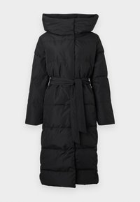 Černý péřový kabát s velkou kapucí, páskem v pase a dlouhými rukávy. Má výrazné prošívání a rovný střih sahající do kolen.