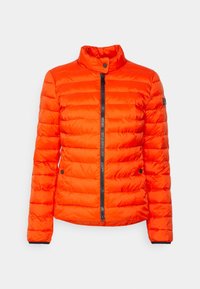 Doudoune orange avec un col haut, fermeture éclair noire et coutures horizontales. Présente des accents noirs aux poignets et sur les boutons.