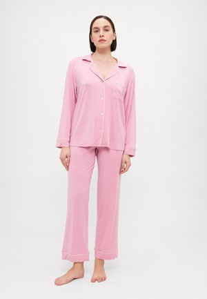 Ensemble de pyjama rose à manches longues comprenant un haut à boutons avec une poche et un pantalon assorti, tous deux fabriqués dans un tissu léger et doux.