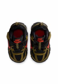 Czarne i oliwkowozielone trampki dla maluchów z czerwonymi akcentami, cholewką z siateczki, gumową podeszwą i regulowanymi paskami zapewniającymi bezpieczne dopasowanie. Widoczne logo Nike.
