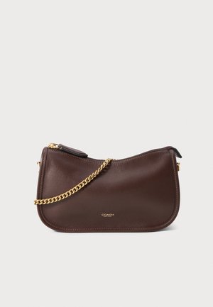 Sac à main en cuir marron au design incurvé, doté d'une bandoulière en chaîne dorée et d'une fermeture éclair. Logo embossé à l'avant. Texture lisse.