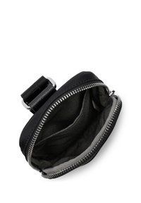 Pochette zippée noire en tissu texturé avec une finition lisse. Elle dispose d'une fermeture éclair argentée, d'une doublure intérieure grise et d'une sangle pour l'attacher.