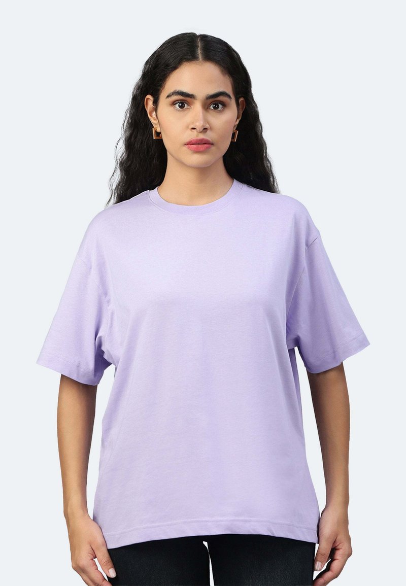 T-shirt di cotone viola con maniche corte, scollatura rotonda e vestibilità larga, caratterizzato da una texture liscia e un design minimalista.