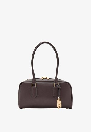 Bolso de cuero marrón oscuro con forma estructurada, herrajes dorados, doble asa y un colgante de llave adjunto. Cierre con cremallera en la parte superior.