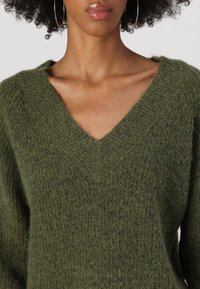 JDY JDYINGEBORG ADA LIFE V-NECK - Pulóver - winter moss