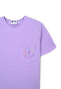 T-shirt di cotone lavanda con maniche corte, caratterizzato da un design della tasca che include mani colorate e il testo "ABBRACCIAMI".