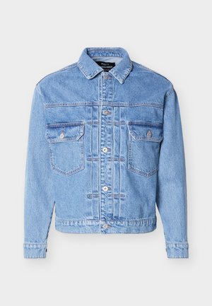 Gaiši zila džinsa jaka ar pogām priekšpusē, divām krūšu kabatām ar atlokiem, apkakli un garām piedurknēm, izklāta uz baltas virsmas.