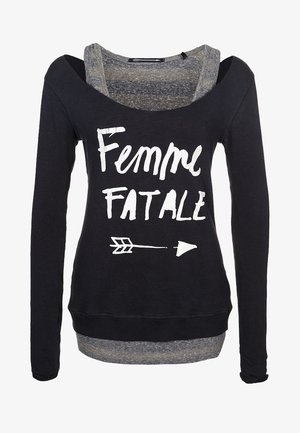 Dunkelblaues Langarmshirt mit grauem Lagenlook, das den Schriftzug "Femme Fatale" und eine Pfeilgrafik in Weiß zeigt. Weicher Stoff.