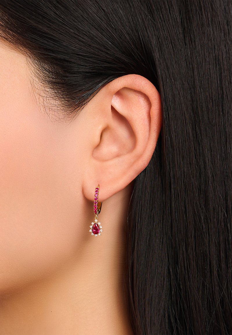 Goldene Creolen mit pinkfarbenen Edelsteinen und einem birnenförmigen roten Stein am Boden, ausgestattet mit einem floralen Design aus kleinen klaren Akzenten.