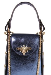 Donkerblauwe gepatineerde leren handtas met een gouden bij-embleem, kettingriem en studaccenten. Gestructureerd ontwerp met een bovenhandvat.