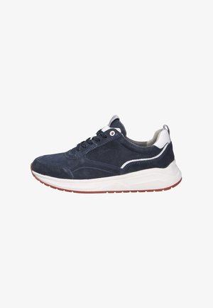 Sneaker in camoscio blu marina con suola bianca, lacci neri e dettagli bianchi, caratterizzato da un anello sul tallone e una suola esterna marrone con battistrada.