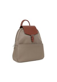 Zaino beige realizzato in tessuto resistente, dotato di un flap in pelle marrone con una fibbia e una tasca frontale con zip; texture liscia, forma compatta.