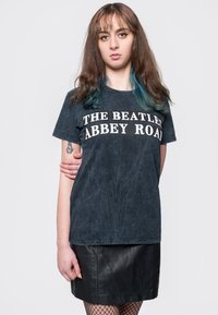Paradiso Clothing THE BEATLES ABBEY ROAD SIGN DIP DYE - Print T-shirt - black