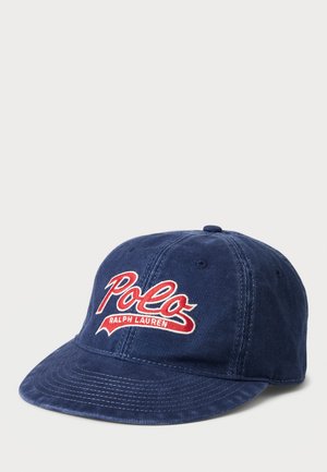 Námořnická modrá čepice vyrobená z bavlněné twill tkaniny, s prohnutým šiltom a vyšitým logem "Polo Ralph Lauren" v červené a bílé barvě.