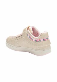 Sneaker dorato scintillante con accenti rosa, cinturino in Velcro, motivo floreale sul lato, colletto in rete imbottito e suola in gomma bianca solida.