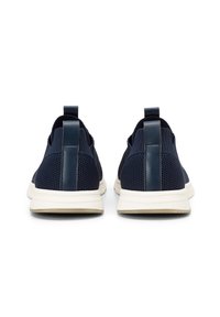 Granatowe sneakersy z siateczki z gładkim skórzanym akcentem na pięcie, z pętlą ułatwiającą zakładanie i białą gumową podeszwą dla lepszego kontrastu.