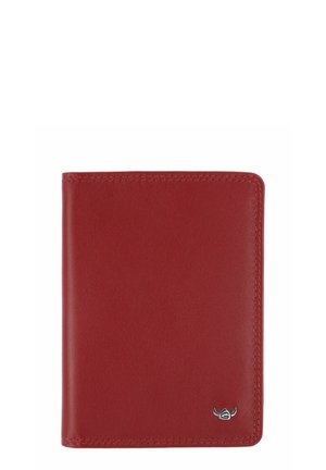 Portefeuille bifold en cuir rouge avec coutures visibles et petit logo argenté dans le coin inférieur droit sur fond blanc.