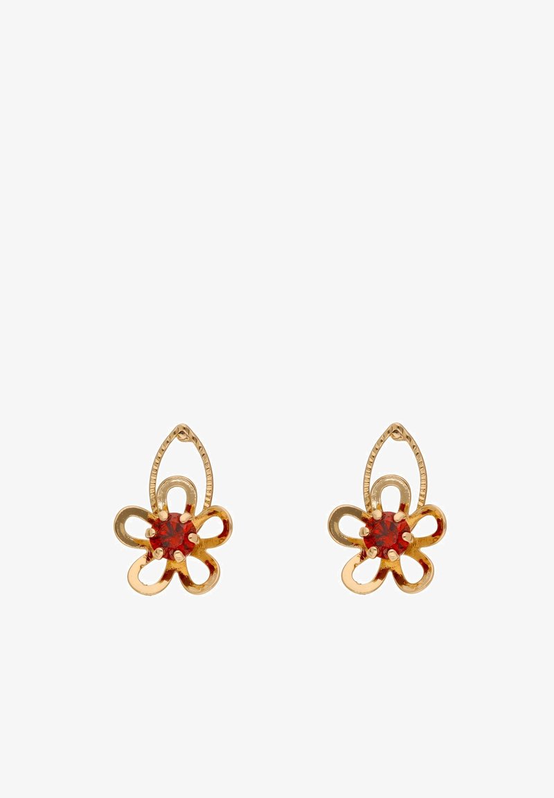 Pendientes en tono dorado con diseño abierto en forma de flor, que presentan una piedra preciosa roja central y seis formas de pétalos. Detalles texturizados en la parte superior.