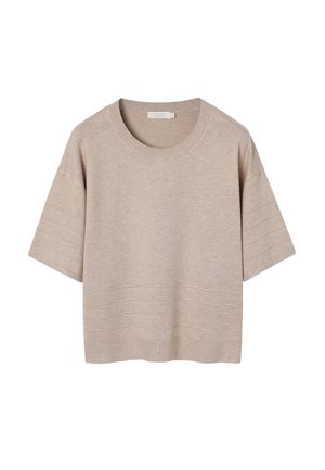 Šviesiai smėlio spalvos trumpomis rankovėmis megztinis su apvalia iškirpte ir subtiliomis horizontaliomis tekstūruotomis linijomis ant rankovių ir apatinės dalies.