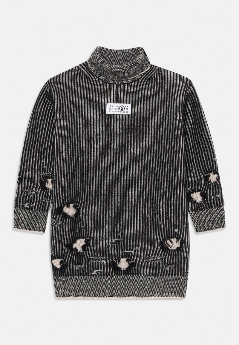 Suéter de cuello alto a rayas en blanco y negro con acentos texturizados en bucle y patrones con cortes; incluye una pequeña etiqueta en el frente.