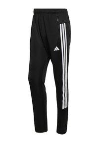 Sorte atletikbukser lavet af glat stof med tre hvide lodrette striber langs siden og en elastisk talje med en lynlåslomme.