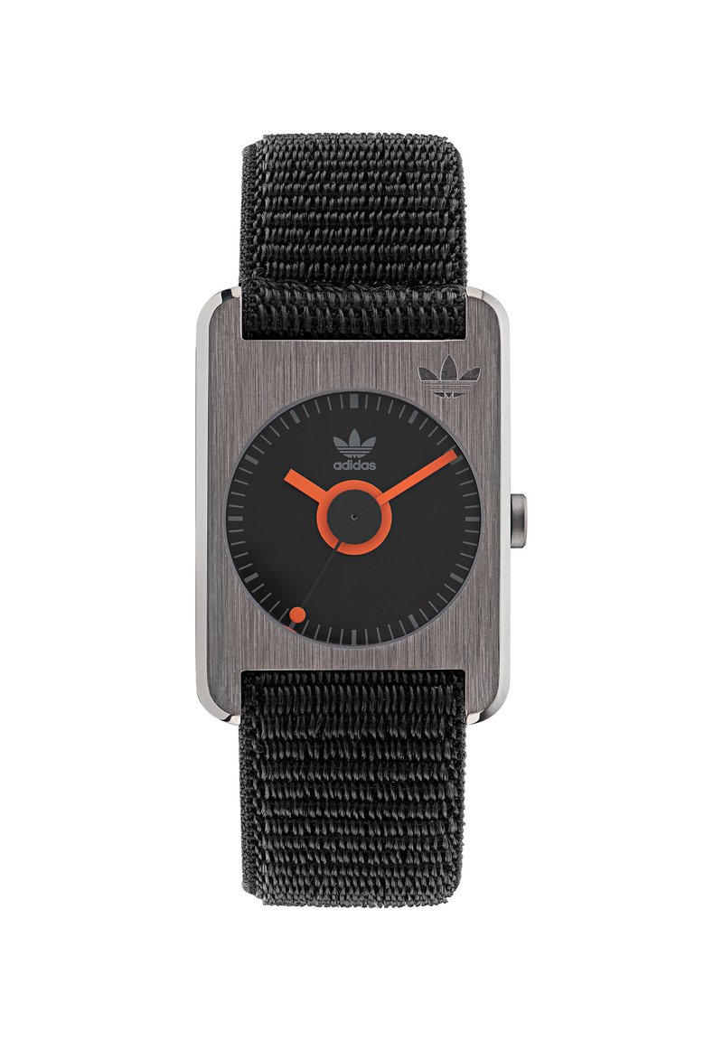 Rechteckige Adidas-Armbanduhr mit schwarzem gewebtem Armband, gebürstetem Metallgehäuse, schwarzem Zifferblatt und orangen Stunden- und Minutenzeigern.