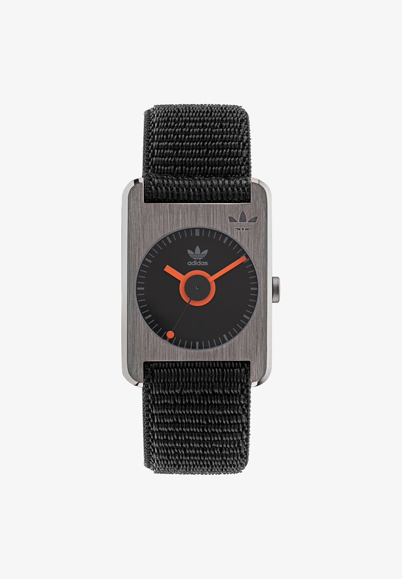 Orologio da polso rettangolare Adidas con cinturino nero intrecciato, cassa in metallo spazzolato, quadrante nero e lancette arancioni per ore e minuti.