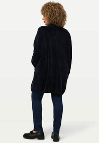 Ulla Popken CHENILLE OPEN VORM - Kofta - dark blue