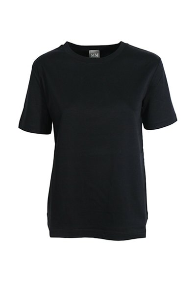 Maglietta nera a maniche corte realizzata in tessuto liscio, con scollatura a girocollo e orlo dritto con spacchi laterali. Design minimalista.