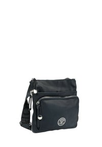 Borsa a tracolla nera in nylon con due scomparti con zip, cintura regolabile e una patch con logo sulla parte frontale. Texture liscia complessiva.