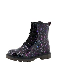 Černé lakované kozačky po kotníky s barevnými hvězdnými vzory v fialové a modré, s černými šněrovacími tkaničkami a gumovou podrážkou.