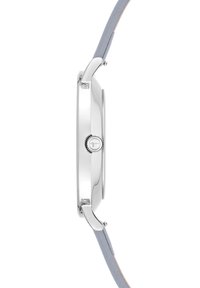 Silberner Metallarmbanduhr mit schmalem, rundem Gehäuse, hellblauem Lederarmband und kleiner seitlicher Krone. Glatte Oberfläche und minimalistisches Design.