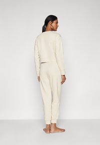 Calvin Klein Underwear FRENCH TERRY LOGOPANTS - Spodnji del pižame - sandshell
