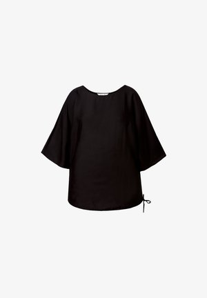 Czarna bluzka z szerokimi, falującymi rękawami i okrągłym dekoltem. Posiada detal w postaci wiązania z boku, co pozwala na regulację dopasowania. Wykonana z miękkiego, gładkiego materiału.