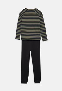 Μπλούζα μακρυμάνικη με ρίγες σε ελιά και ναυτικό, με μανίκια raglan, σε συνδυασμό με μαύρο, εφαρμοστό παντελόνι. Και τα δύο κατασκευασμένα από απαλό, ελαστικό ύφασμα.