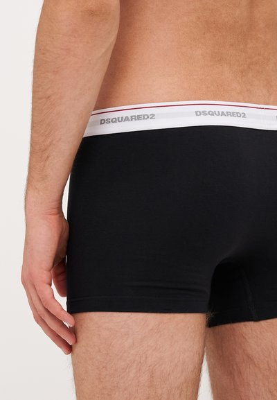 Schwarze Baumwoll-Boxershorts mit einem elastischen Taillenbund, der graue und rote Akzente aufweist und den Markennamen "DSQUARED2" zeigt.