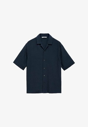 Camicetta a maniche corte e bottoni di colore blu navy scuro con texture a coste. Presenta un colletto classico e cinque bottoni sul davanti.