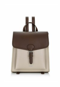 Brązowy i beżowy skórzany plecak z klapą, srebrnym zapięciem i dwoma regulowanymi ramiączkami. Gładka faktura i prostokątny kształt.