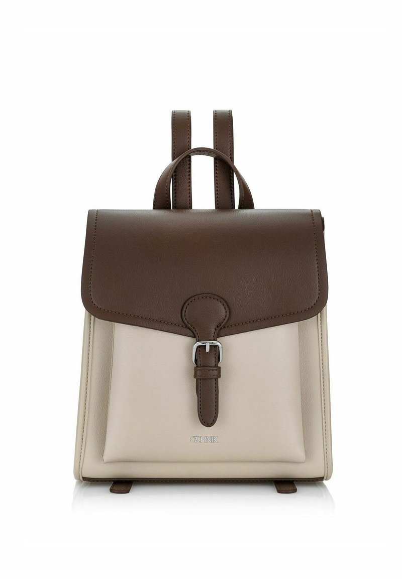 Brązowy i beżowy skórzany plecak z klapą, srebrnym zapięciem i dwoma regulowanymi ramiączkami. Gładka faktura i prostokątny kształt.