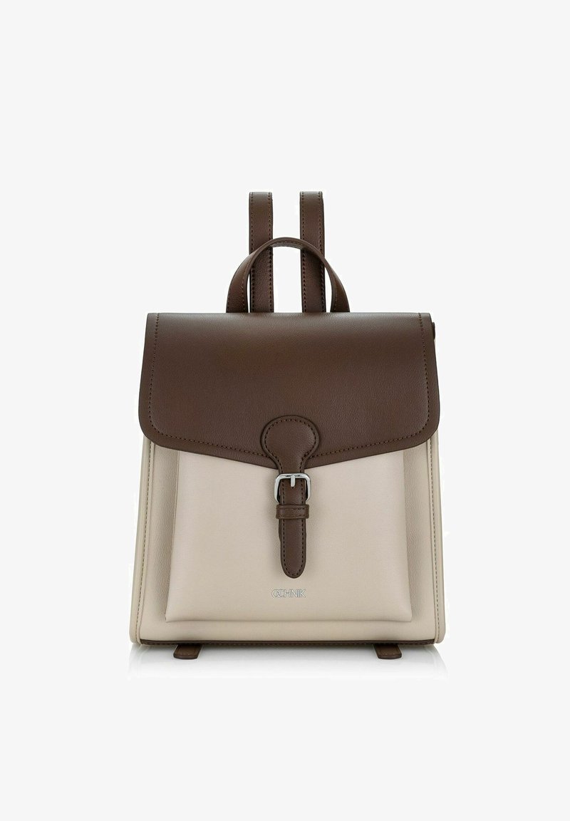 Brązowy i beżowy skórzany plecak z klapą, srebrnym zapięciem i dwoma regulowanymi ramiączkami. Gładka faktura i prostokątny kształt.