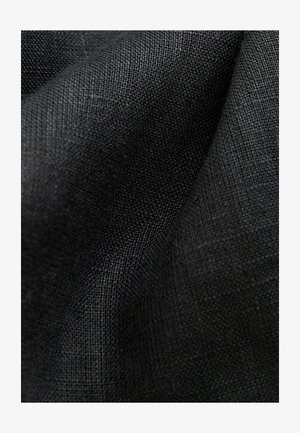 Tessuto in lino nero con una fine trama testurizzata, che presenta una caduta morbida e una lucentezza minimale, adatto per varie applicazioni tessili.
